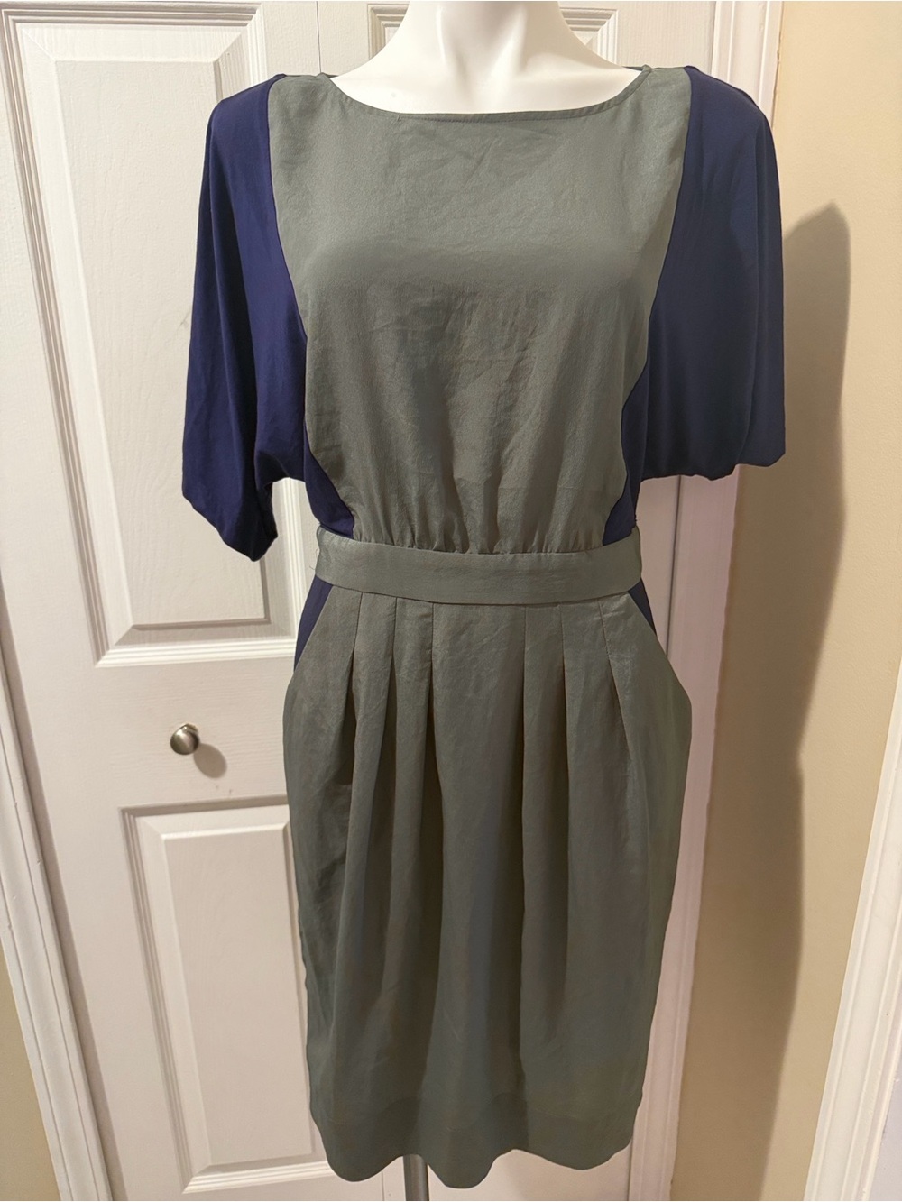 BCBGMaxAzria Short Sleeve Dress with Pockets Size M